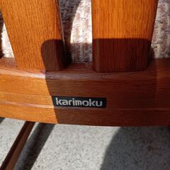 カリモク家具のダイニングテーブルとダイニングチェアの画像