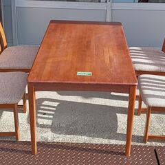 カリモク家具のダイニングテーブルとダイニングチェアの画像