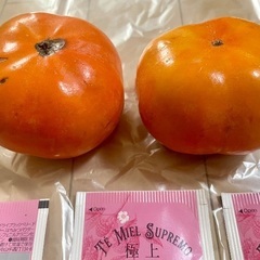 無農薬 新鮮 甘柿 2個・極上はちみつ紅茶 新品未開封 6パック・Meiji チョコレート効果 新品未開封 7個・全て賞味期限内の画像