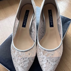 ブライダルにも！レースパンプスの画像