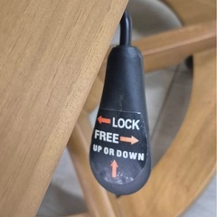 キャスター付き回転座椅子の画像