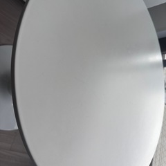 白　丸テーブルの画像