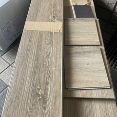 フローリングタイル　8畳程度の画像