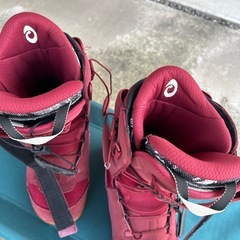 スノボーの板と靴セットの画像