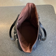 M2511-152 ハンドバック トートバッグ フェイクレザー ブラック 金具 シルバー系 保管キズ汚れ有りの画像