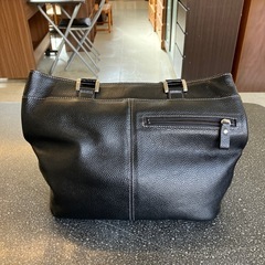 M2511-152 ハンドバック トートバッグ フェイクレザー ブラック 金具 シルバー系 保管キズ汚れ有りの画像