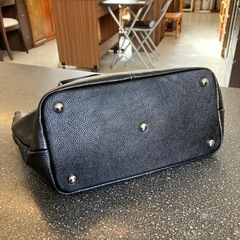 M2511-152 ハンドバック トートバッグ フェイクレザー ブラック 金具 シルバー系 保管キズ汚れ有りの画像