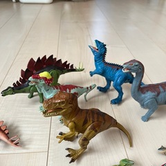 恐竜パズルとフィギュアの画像