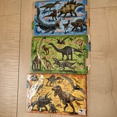 恐竜パズルとフィギュアの画像