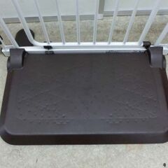 ①日本育児 ベビーゲート おくだけタイプ 直列時最大幅122cm ブラウン系 とおせんぼ 札幌 西野店の画像