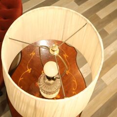 IDC OTSUKA(大塚家具)のエレガントな輝きを放つクラシックなガラス テーブルランプです。優美なプリーツシェードと美しくカットされたガラスが魅力の卓上ライト。お部屋に華やかさをプラスしてくれますの画像