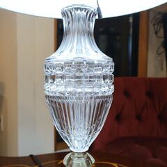 IDC OTSUKA(大塚家具)のエレガントな輝きを放つクラシックなガラス テーブルランプです。優美なプリーツシェードと美しくカットされたガラスが魅力の卓上ライト。お部屋に華やかさをプラスしてくれますの画像