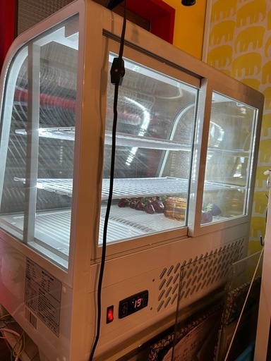 今日、【超美品&動作良好】卓上冷蔵ショーケース