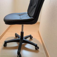 椅子（黒の合皮　座面高36cm〜46cm）の画像