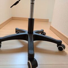 椅子（黒の合皮　座面高36cm〜46cm）の画像