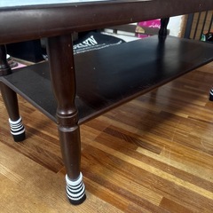 テーブル 
棚付きの画像