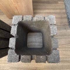 木板、コンクリートブロックの画像