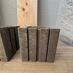 木板、コンクリートブロックの画像