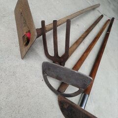 農具(くわ、ノコギリ他)の画像