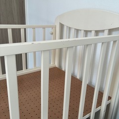 カトージベビーベッド、マット付の画像