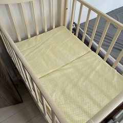 カトージベビーベッド、マット付の画像