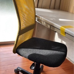 事務用デスクと椅子セットの画像