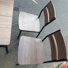 テーブルと椅子2脚セットの画像