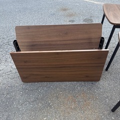 テーブルと椅子2脚セットの画像