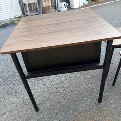 テーブルと椅子2脚セットの画像