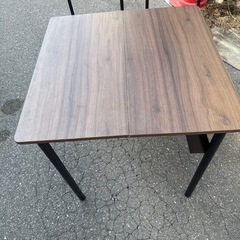 テーブルと椅子2脚セットの画像