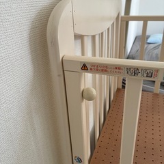 カトージベビーベッド、マット付の画像