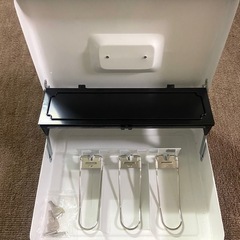 手提げ金庫　横30✖️巾24✖️9㎝　　🔑2本　予備スプリング2本付き
　　の画像