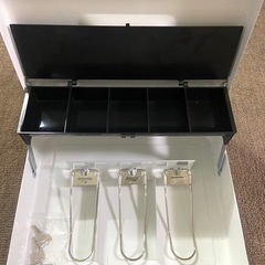 手提げ金庫　横30✖️巾24✖️9㎝　　🔑2本　予備スプリング2本付き
　　の画像