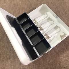 手提げ金庫　横30✖️巾24✖️9㎝　　🔑2本　予備スプリング2本付き
　　の画像