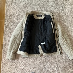 クリーム色 キルティング シングルライダースジャケットの画像