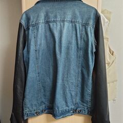 黒革袖のデニムシャツの画像