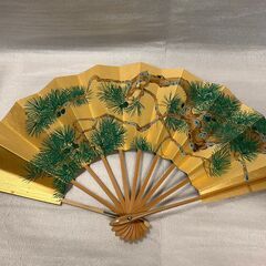 ④舞扇子　金背景に松の画像