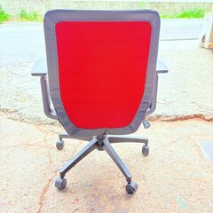 【オフィスチェア✨】キャスター付き オフィスチェア✨赤×黒メッシュ／昇降式／肘掛け付き✨簡易清掃・現状品‼️の画像