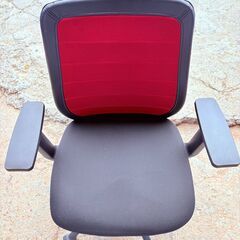 【オフィスチェア✨】キャスター付き オフィスチェア✨赤×黒メッシュ／昇降式／肘掛け付き✨簡易清掃・現状品‼️の画像