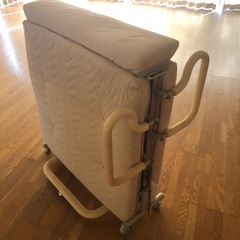 キャスター付きベッドの画像