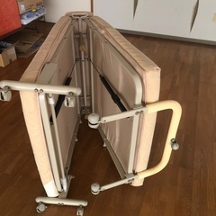 キャスター付きベッドの画像