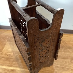 木彫りマガジンラック【町田市再生家具】252305の画像