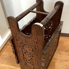 木彫りマガジンラック【町田市再生家具】252305の画像