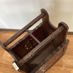 木彫りマガジンラック【町田市再生家具】252305の画像