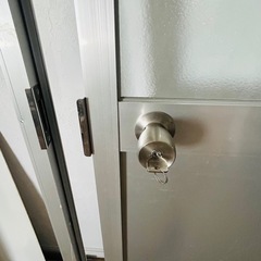 カギ枠付きアルミドアの画像