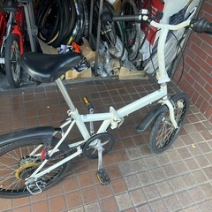 20インチ　外装6段変速付き折り畳み自転車　フェンダー付き　ホワイトの画像