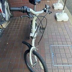 20インチ　外装6段変速付き折り畳み自転車　フェンダー付き　ホワイトの画像