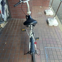 20インチ　外装6段変速付き折り畳み自転車　フェンダー付き　ホワイトの画像