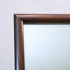 松本民芸家具のＤ型 姿見です。ミズメザクラ無垢材を使用したクラシカルなフォルムは和・洋問わず活躍する鏡です。角度調整も可能なアンティーク調スタンドミラーです♪の画像