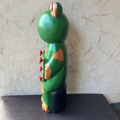 木製カエルの飾り　ウェルカムの画像
